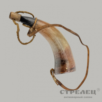 фото — пороховница из рога с деревянной пробкой. европа, 19 век